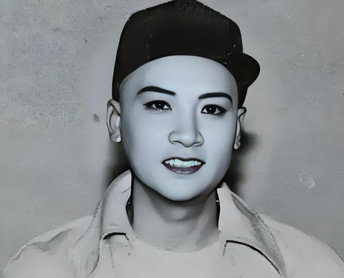 #我的宝藏兴趣#
画面中的帅哥，儒雅俊秀，气度不凡，曾是八十年代影视圈，家喻户晓
