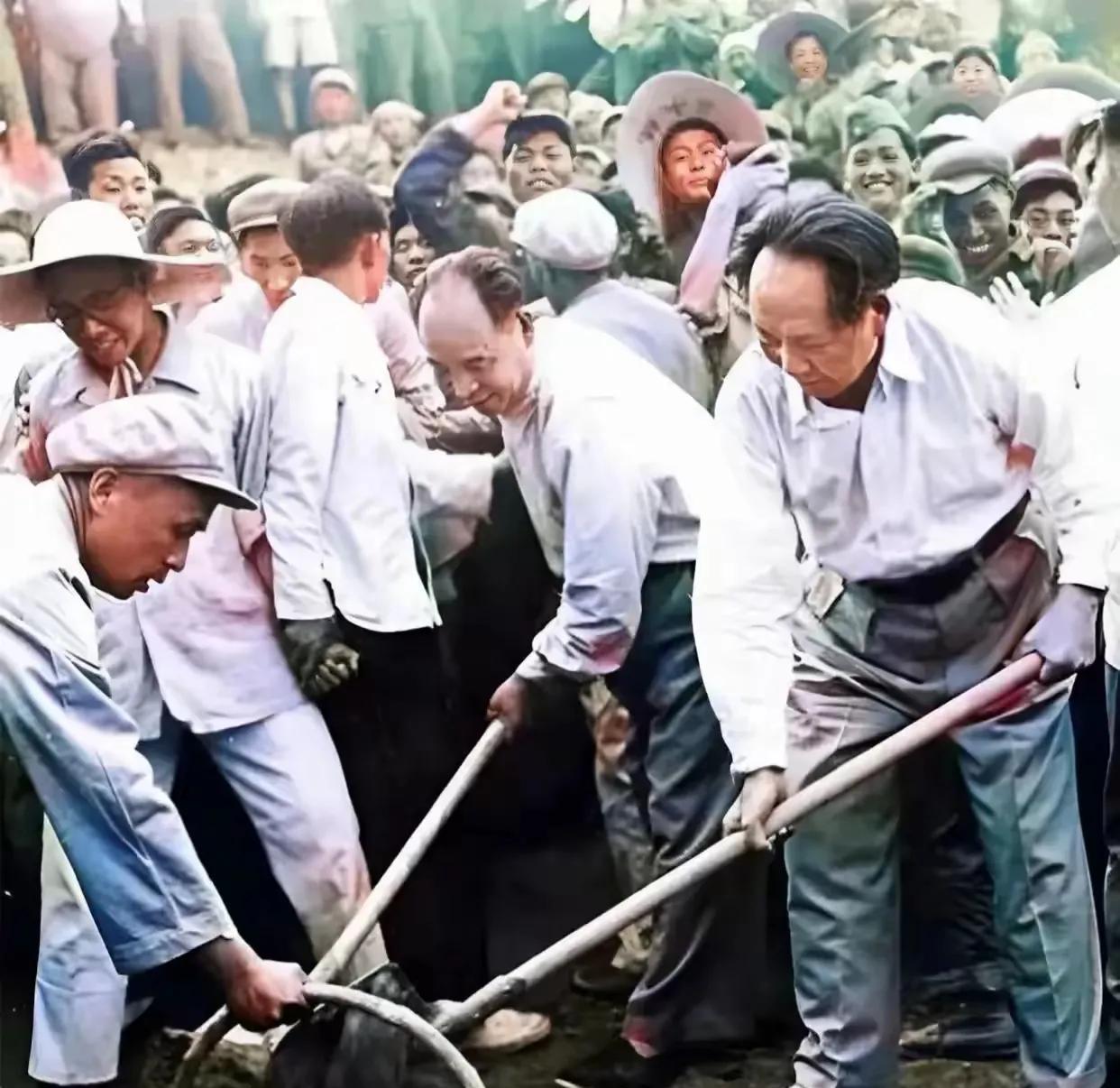 毛主席在十三陵水库参加劳动时的画面，那一代人劳动打仗两不误。
这是1958年毛主