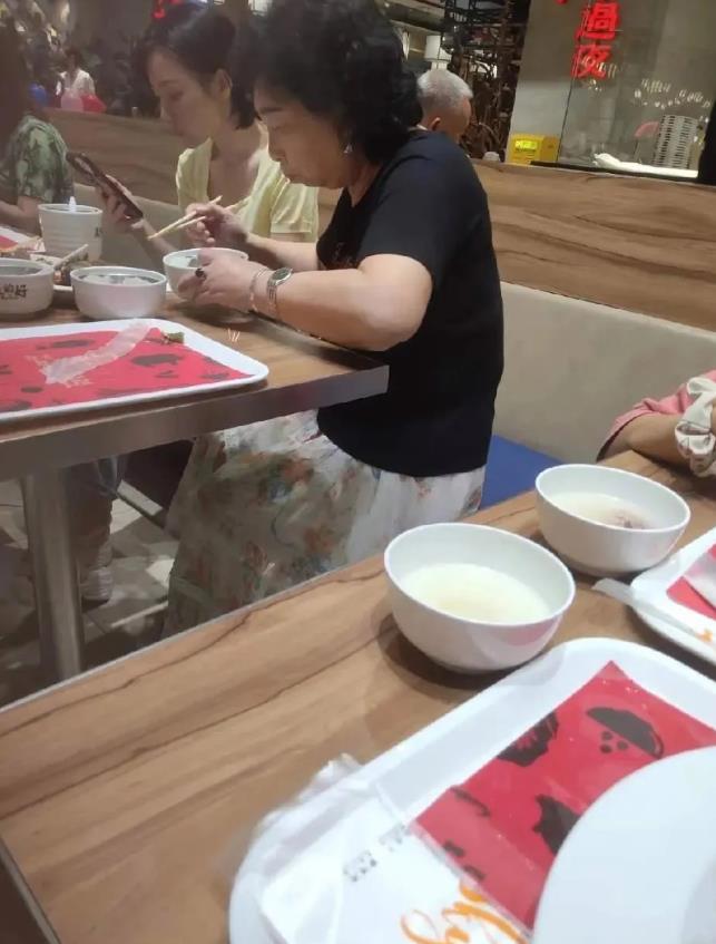 餐厅偶遇心动女生，搭讪首句怎么说？