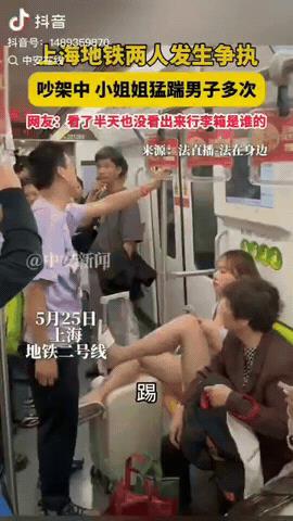 “横行霸道惯了！”上海地铁，一18岁女子把脚横挂在行李箱上，男子好心提醒，不要堵