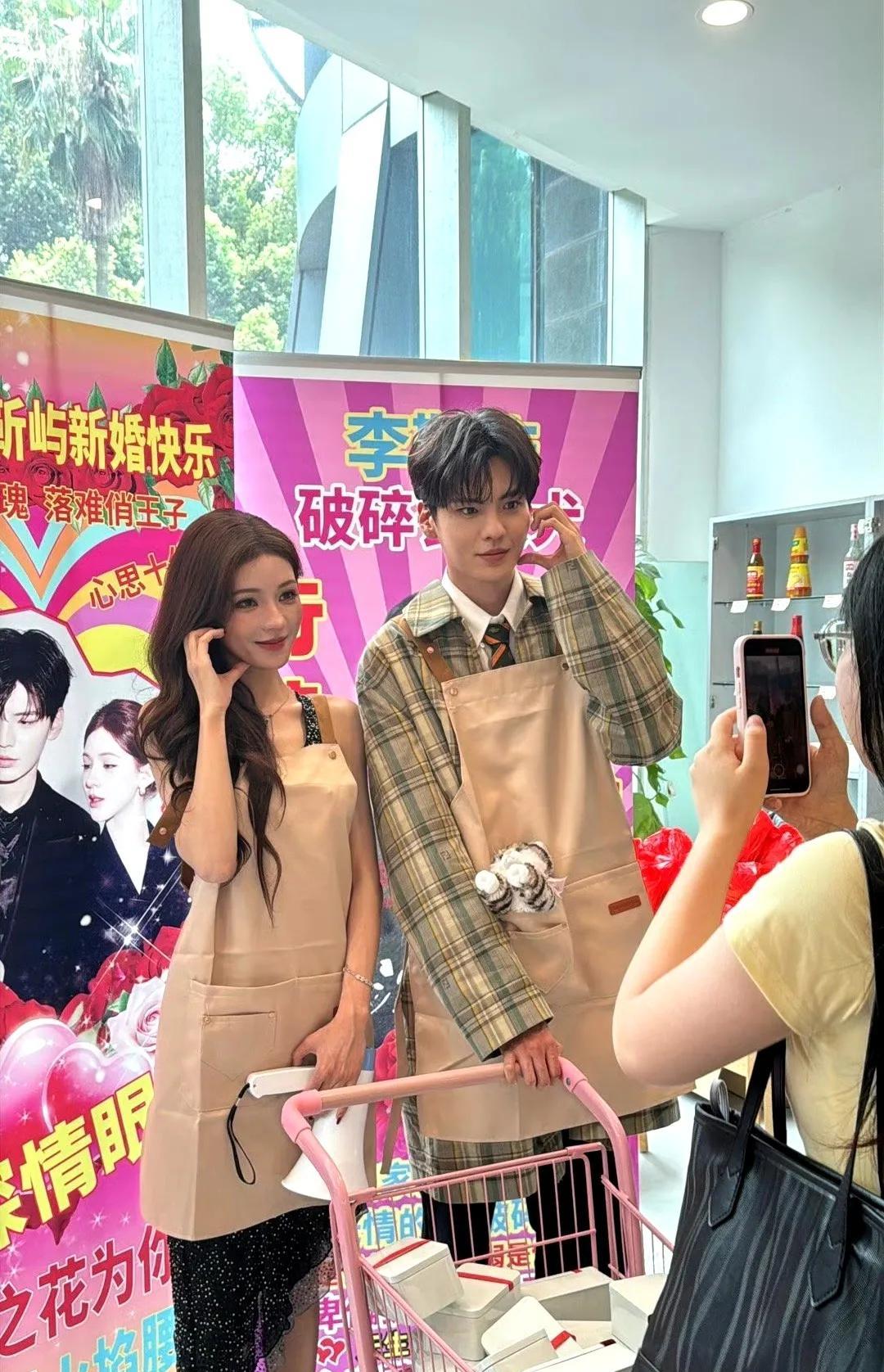 #张予曦毕雯珺扫楼直接变大型签售会现场#   张予曦和毕雯珺带着《深情眼》扫楼，