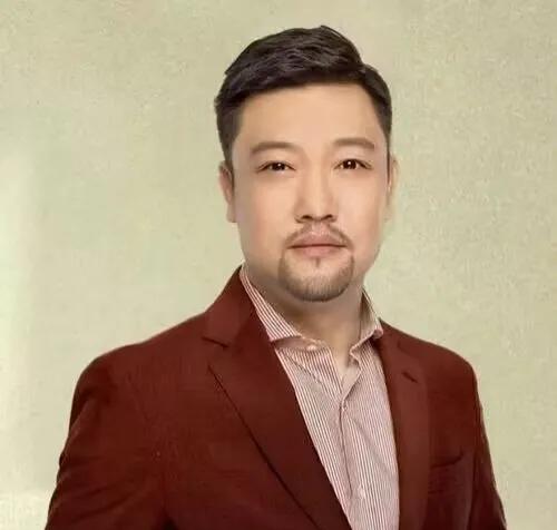 主持人问贾冰：“只有一个女儿，要不要再生一个？”贾冰摇摇头，坦言道：“不打算再生