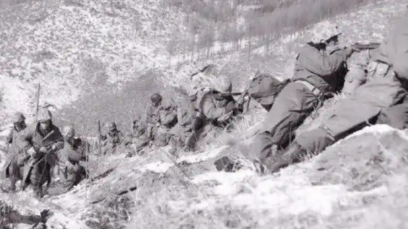 昆明零下 2℃的冷，让我想起长津湖的冰雕连：-40℃的雪窝中，他们把信仰站成了丰碑