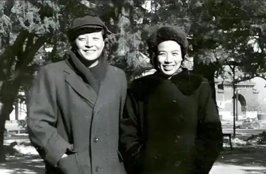 1951年，朝鲜战争期间，周恩来养女孙维世的丈夫金山在朝鲜与金日成女秘书同居，引