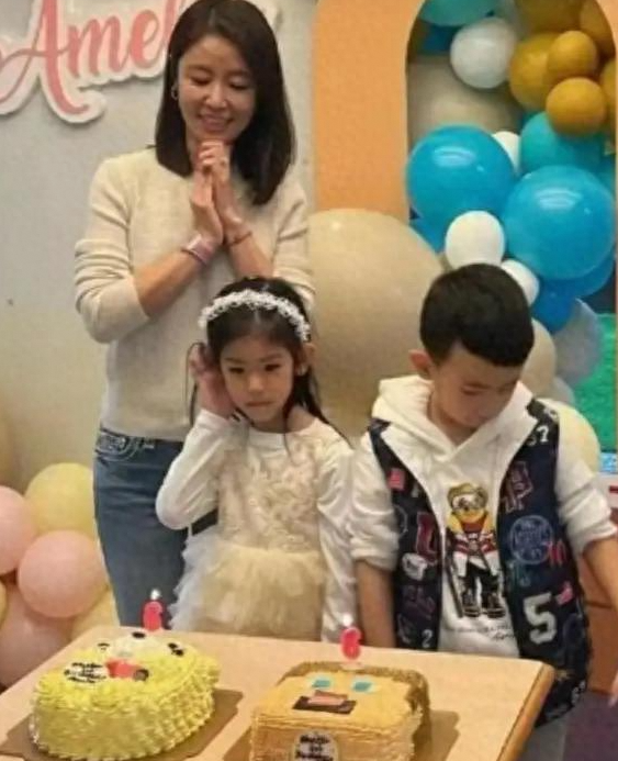 49岁林心如素颜遛娃 8岁女儿颜值超高 豪门生活如此亲民