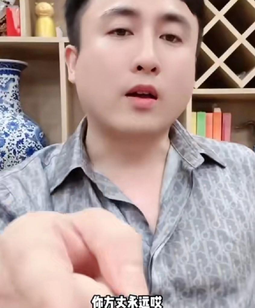 散打给辛巴鞠躬道歉，喊话方丈：你跟我同时注销账号，你敢吗？
散打：在这里散打哥正