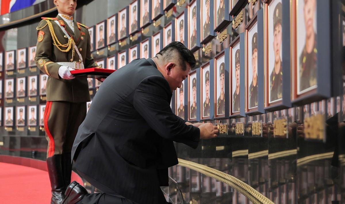 金正恩单膝跪地，为赴俄作战阵亡将士授勋，101人照片挂上追悼壁
据朝中社报道，近