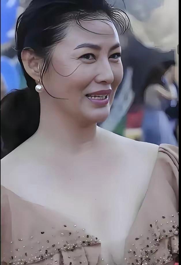 “最美潘金莲”王思懿近照曝光，虽然也老成了大妈，眼角也有了鱼尾纹，脸也发腮了，但