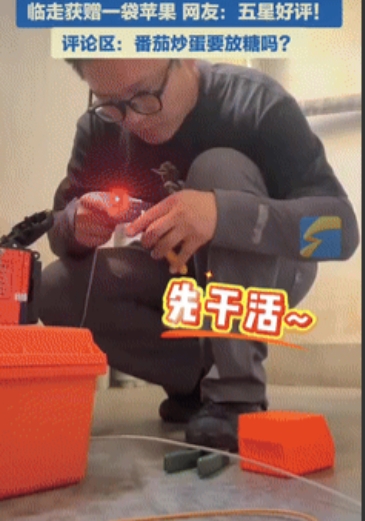 是个实在人！”山东莱州，一男子给客户家安装宽带时，突然看见厨房里冒出浓浓白烟，男