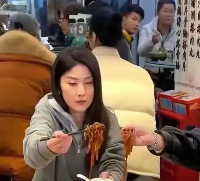 这是网友抓拍的照片，两人也算得上鼎鼎大名，身家也都是数十亿，和咱们的名人相比，确