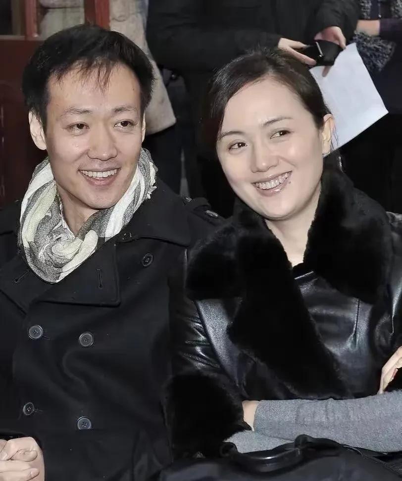 一次李乃文去找辛柏青玩，朱媛媛要出门，便叮嘱两人:“你们就在家待着，不许出去！”
