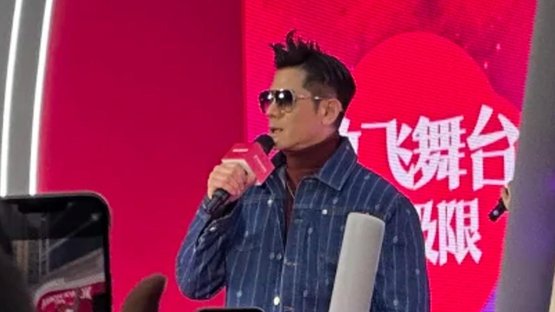 郭富城亮相重庆见面会：牛仔衣墨镜好有范，舞台飙歌跳舞状态超好