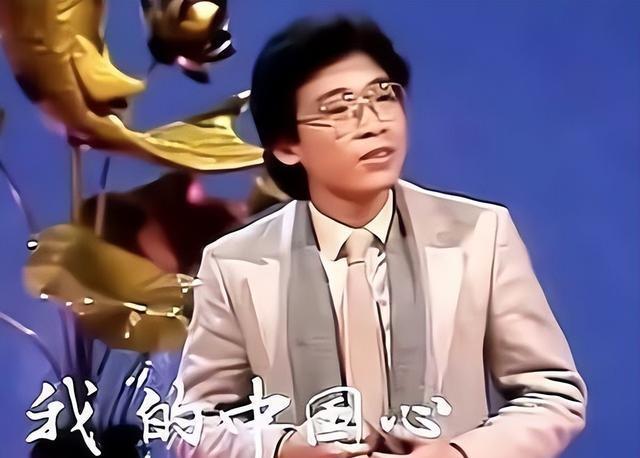 港歌手张明敏受邀参加九三大阅兵。大家还记得他八十年代唱的(我的中国心)，唤醒多少