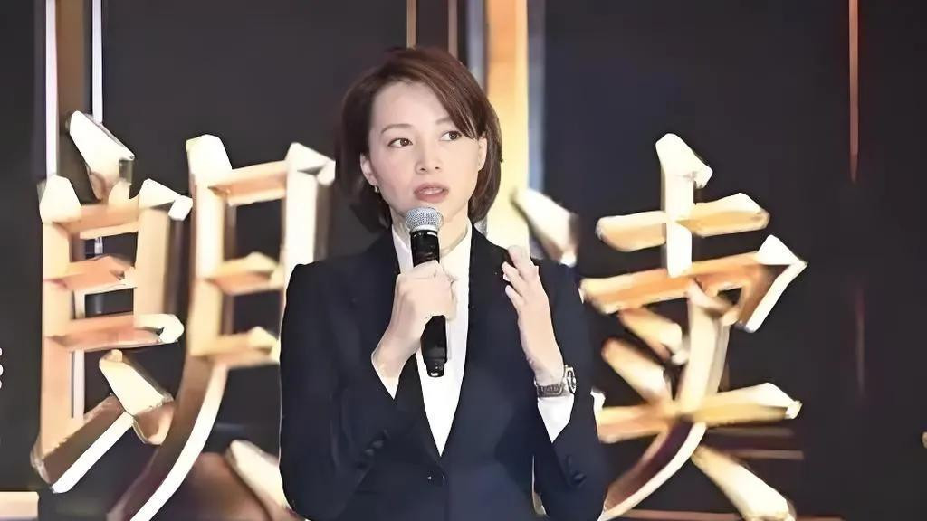 前央视主持人张蕾被指着装不雅，怒斥网友：人心脏，看什么都脏！究竟发生了什么？