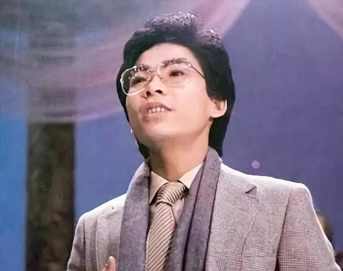 1984年，歌手张明敏得知我国举办亚运会的经费，还差了6亿的缺口时。毅然决然的卖