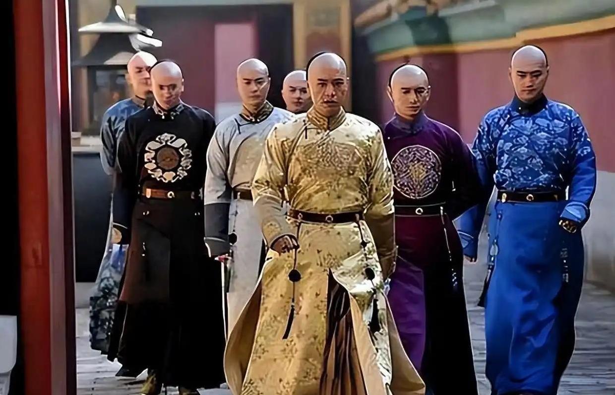 康熙的九个儿子为了皇位争个头破血流的，当个王爷无忧无虑的不好吗？
很简单，当了皇