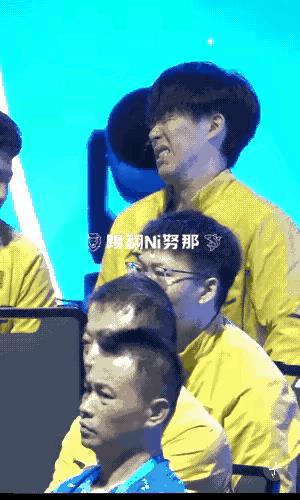 大头这个呲牙咧嘴的画面反映出了他的格局和爱国！
男单决赛小石头无力回天，大头比谁