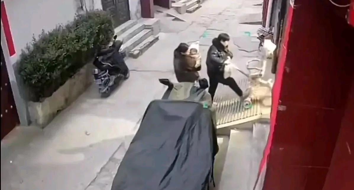 “怪不得叫绝户坡！”农村一户人家占了1/3的村路，在家门口修了一个坡道，但是自家