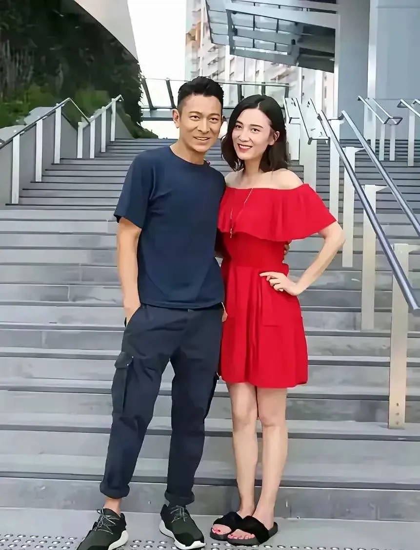 刘德华旁边女士是谁？非常有气质