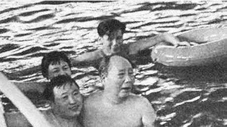 1954 年，毛主席在北戴河游泳，偶然遇到一位老渔夫，老渔夫没认出毛主席是谁，还