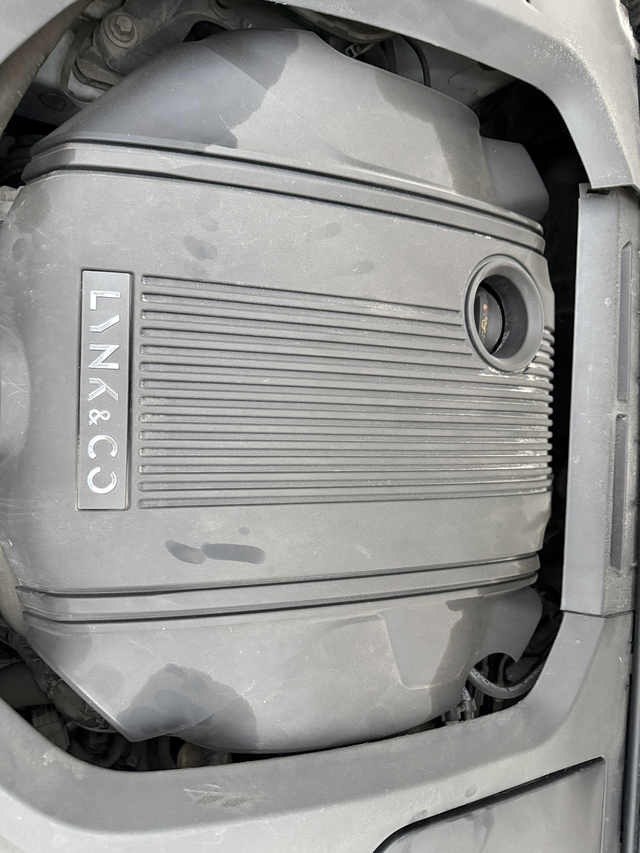 领克发动机舱四个角有这种看着潮湿的样子
兄弟们这对吗，领克车发动机舱，四个角有这