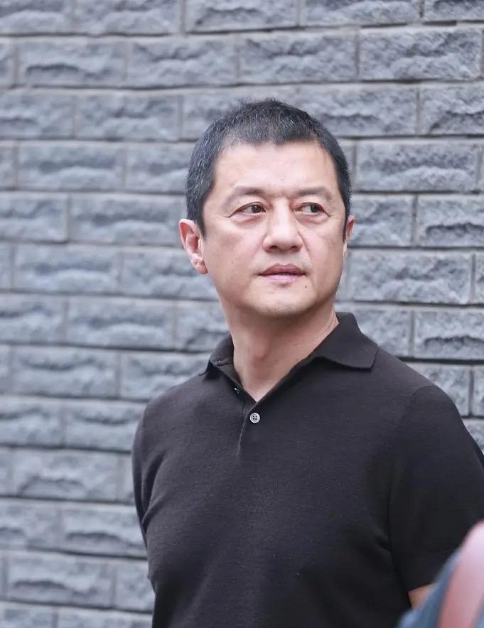 李亚鹏王菲的女儿19岁李嫣出席活动，一眨眼长成大姑娘了。有钱就没有干不成的事，唇
