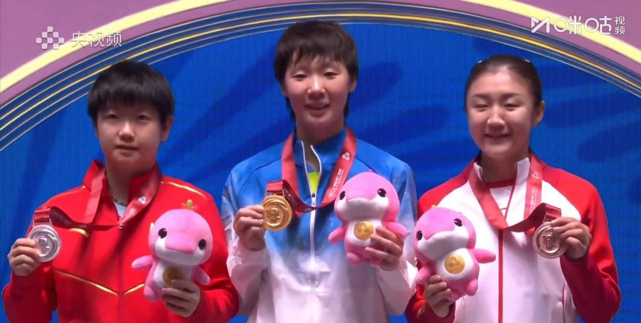全运会乒乓球女单颁奖典礼，孙颖莎、王曼昱、陈梦三人再度同框。
如今随着陈梦退出世