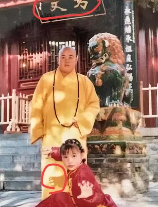 方丈的唯一女徒弟周芳旭（法号延舫） 她是方丈的唯一女徒弟。

1996年，周