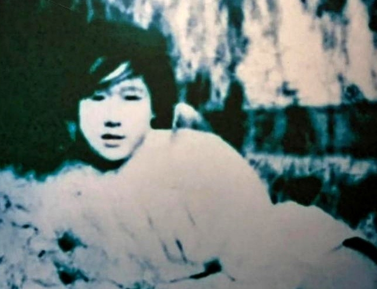 台儿庄战役中，一位连长被子弹击中倒地，女护士正准备营救时，一日军冲过来将连长砍死