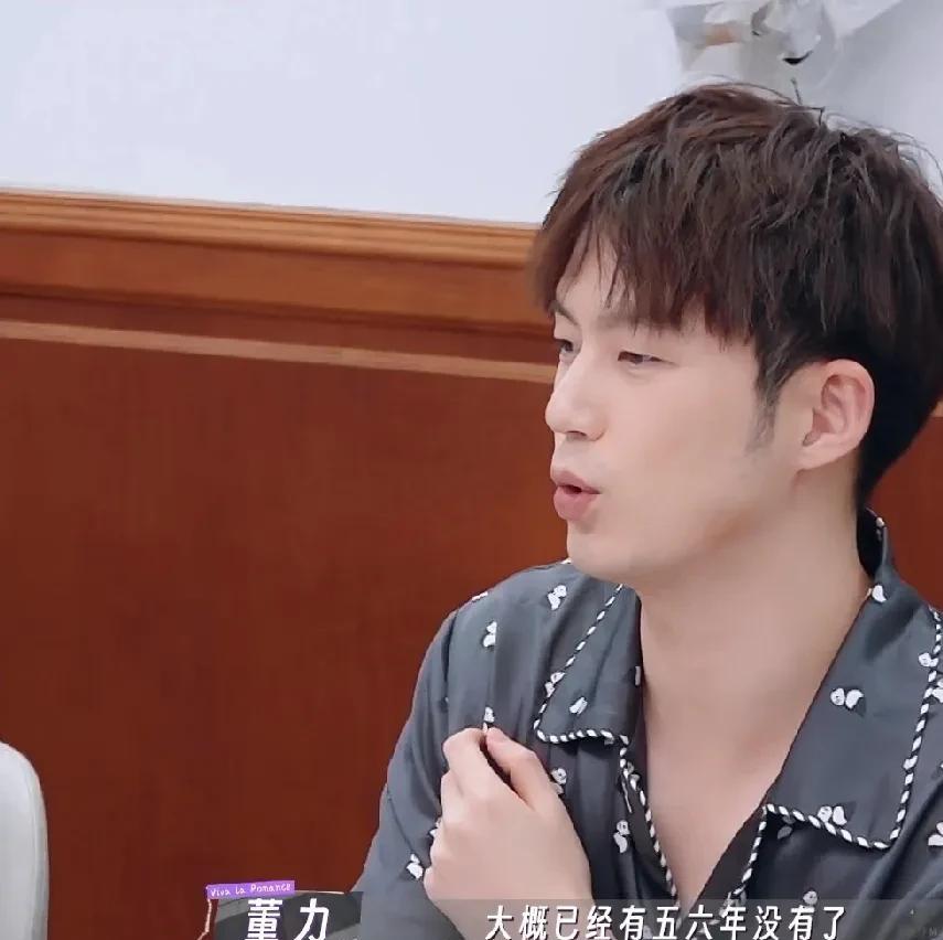 董力说自己和妻子已经有五六年没有接吻了，戚薇和胡静震惊的嘴巴都合不拢了，董力：“
