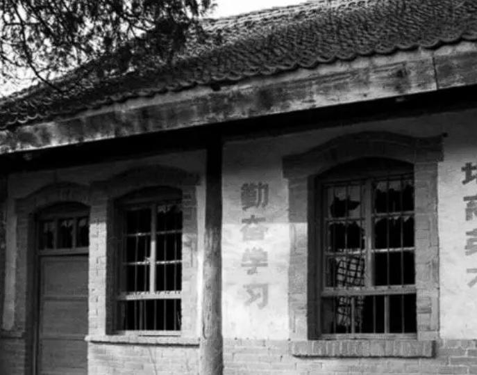 1969年，知青宋春梅被公社书记李建国叫到办公室。突然，李建国抱住宋春梅并色迷迷
