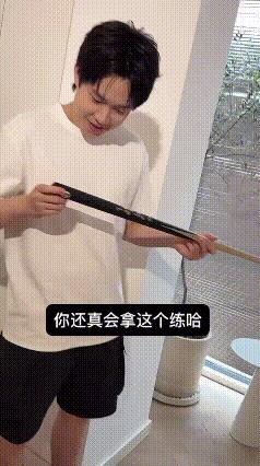 看看楚钦拿到偶像的签名球杆，
眼睛都放光了。[偷笑][偷笑][偷笑]
第一次看他