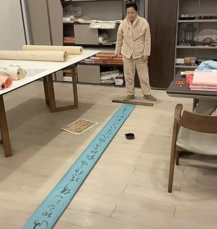 何赛飞一款在娱乐圈独的独特存在的艺术。

何赛飞既能发的了嗲，也能发的了怒，居家