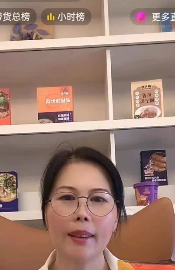 小杨阿姨在直播的时候谈到了自己的母亲，她说她母亲出院的时候，她用救护车送母亲回家