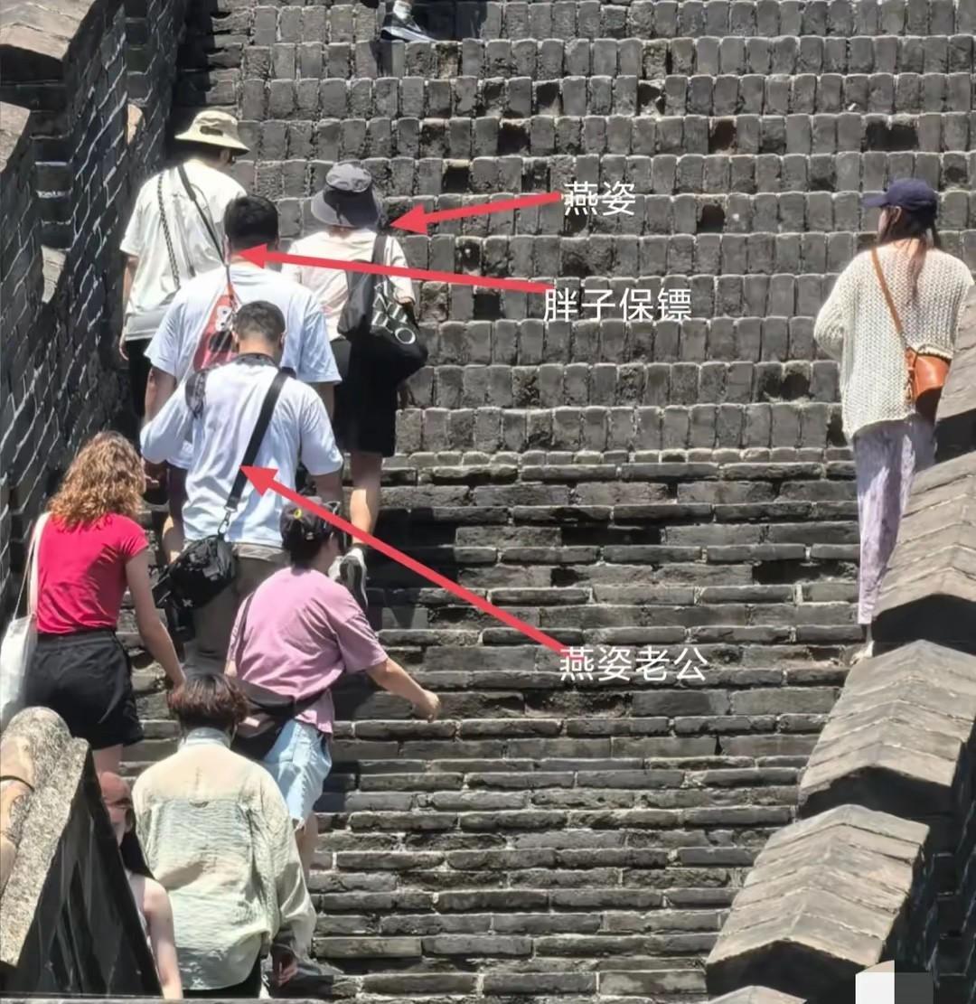 孙燕姿儿子也来爬长城了！
这是第一次拍到孙燕姿的儿子，小家伙好帅气啊！
到了爬长