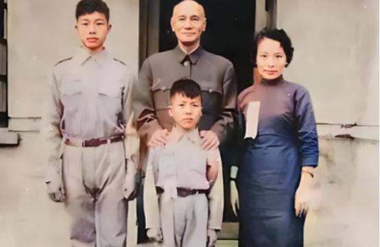 1953年，蒋介石得知戴笠的儿子戴藏宜被枪毙，当即命令毛人凤把戴的后人接到台湾。