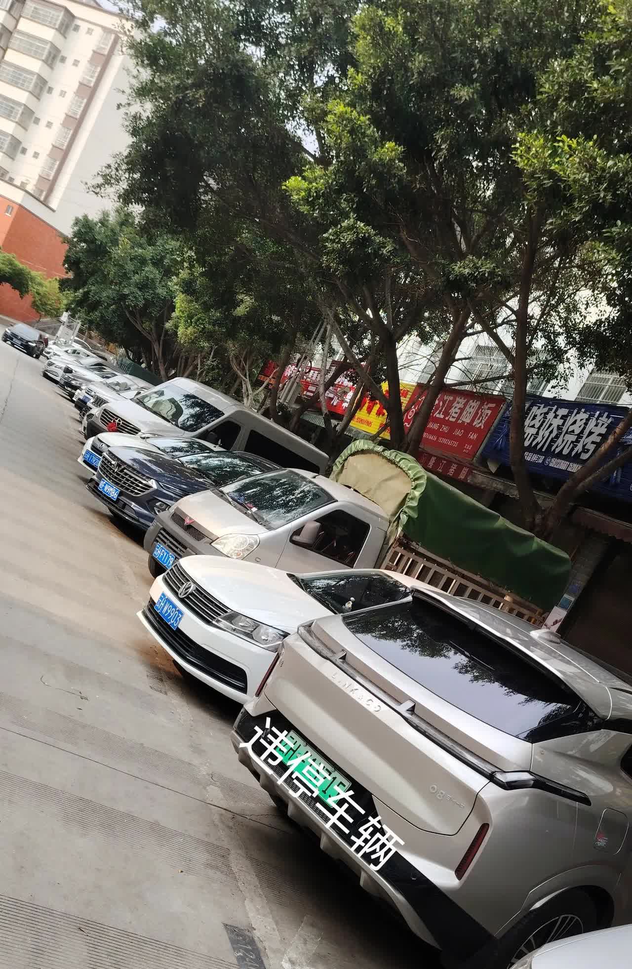 图中的这辆银色车被贴了违停告知单，遭到罚款。
对于这种强行要求车头朝向一致停车