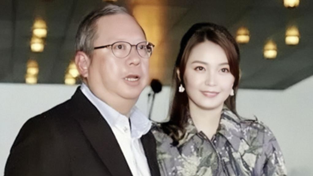 林建岳女友林宝贤庆生，鲜花蛋糕摆满台，交往逾12年无名分仍幸福