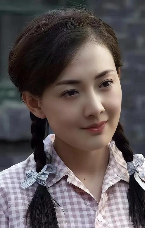 这肌肤细腻软嫩，冰清玉洁，满脸的胶原蛋白，当年她的颜值比左小青和许晴都要美，不知