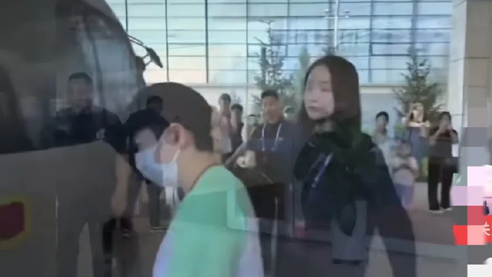 不知注意到没？回看莎莎抵达新疆后那段视频，我发现了一个有趣的细节！
莎莎这次变了