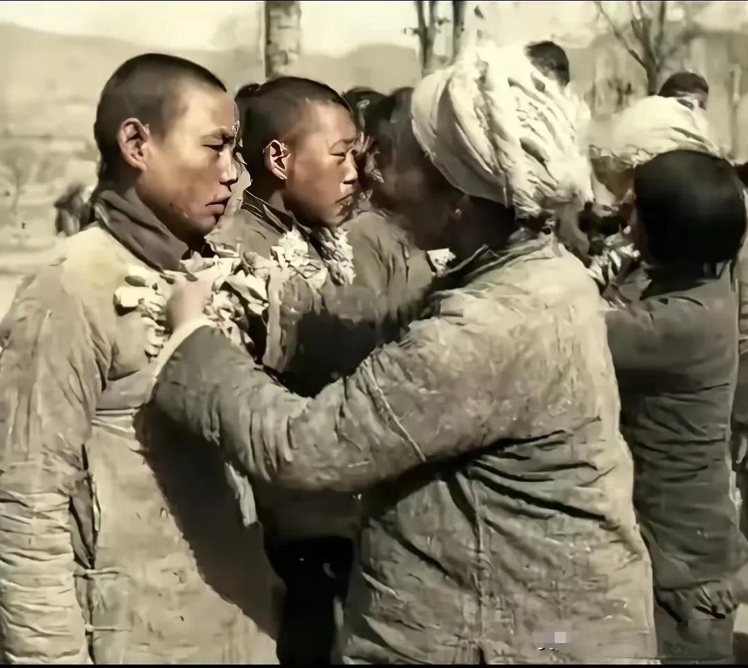 这是抗日战争时期的一张老照片，母亲送儿子、妻子送丈夫参军，是非常光荣的事情。
看