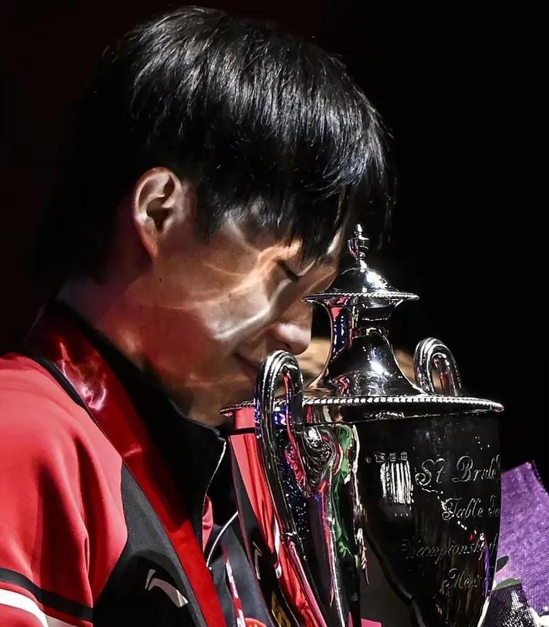 王楚钦夺冠，解铃还须系铃人
多哈世乒赛男单决赛，王楚钦4:1战胜雨果，首次夺得三