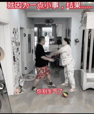 扔鞋这招，不知道得练多少次才能成功，打脸是不用练习的。
本来不想笑，实在没忍住，