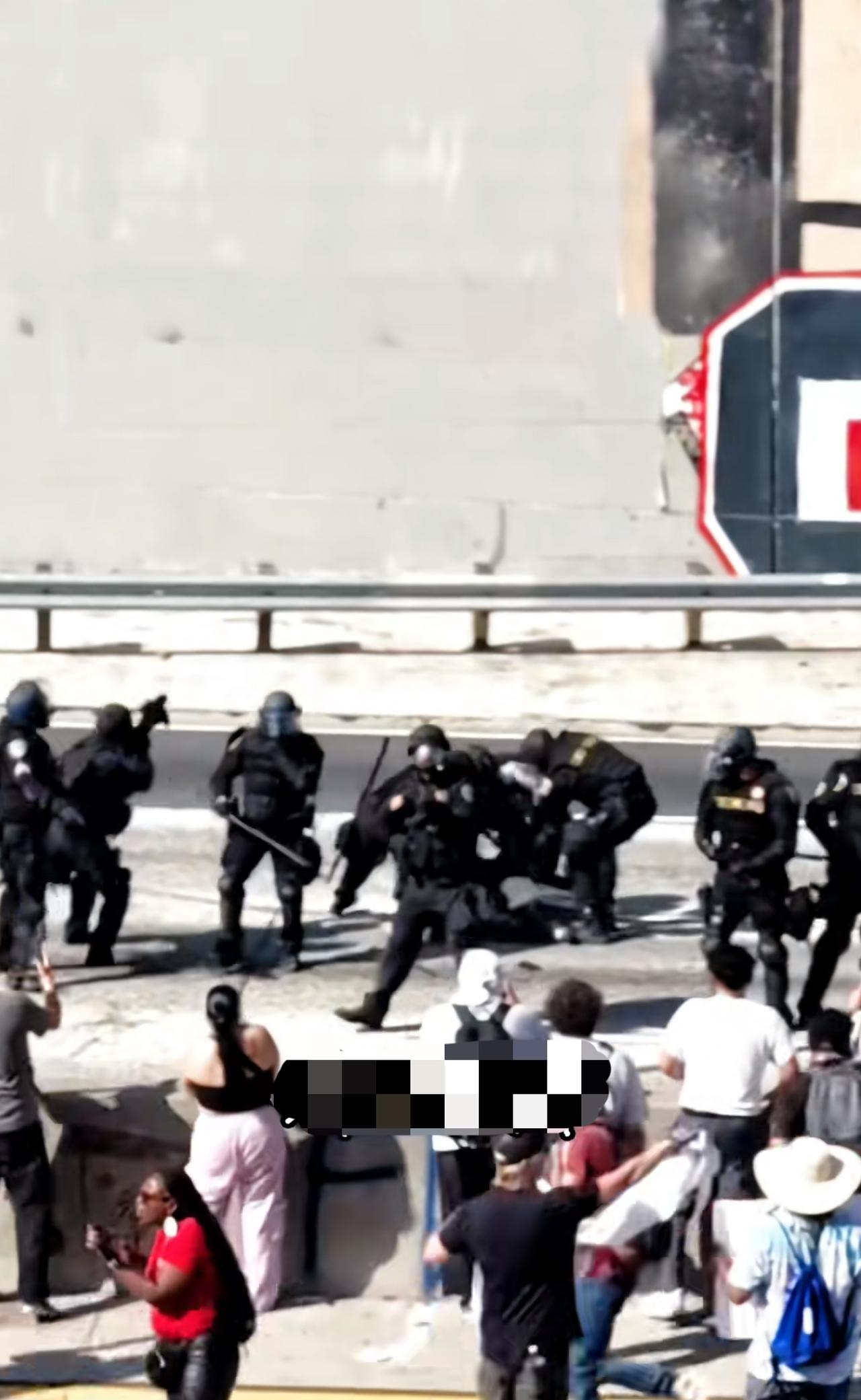 洛杉矶警察躲在桥下