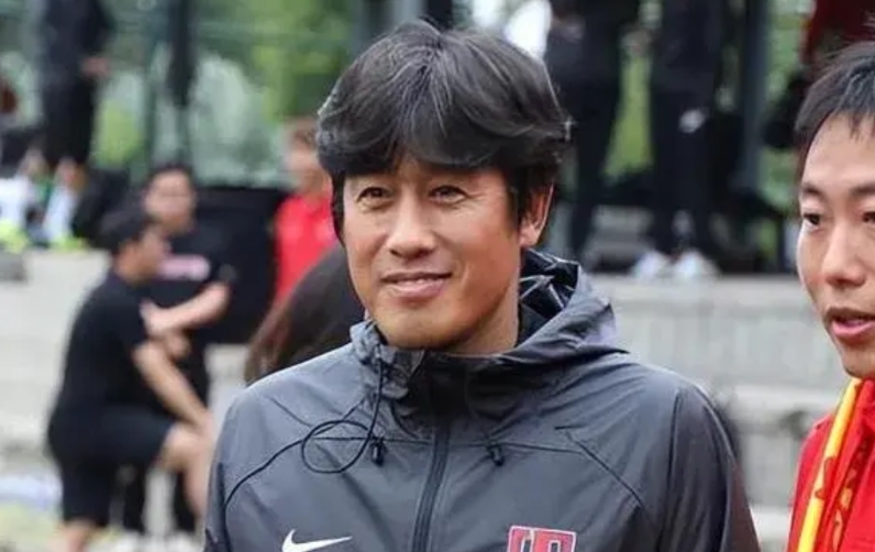 难得董路看得起，推荐徐正源当国足主教练，但是徐正源再好，拿国家队也毫无办法，首先