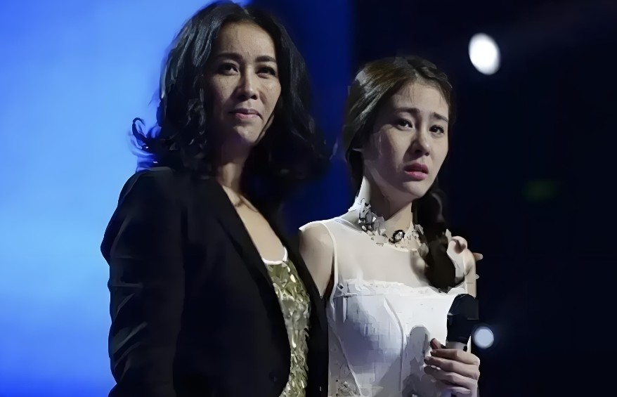 那英看了也会摇头，
《年轮》之战再加上之前去父留子，张碧晨到底想干什么？真是为了