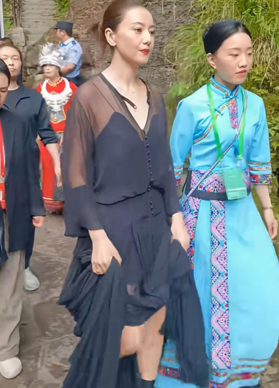 网友随手拍的高圆圆，并赞她本人比电视上美十倍。
评论区里却有人感叹“美人也抵不过