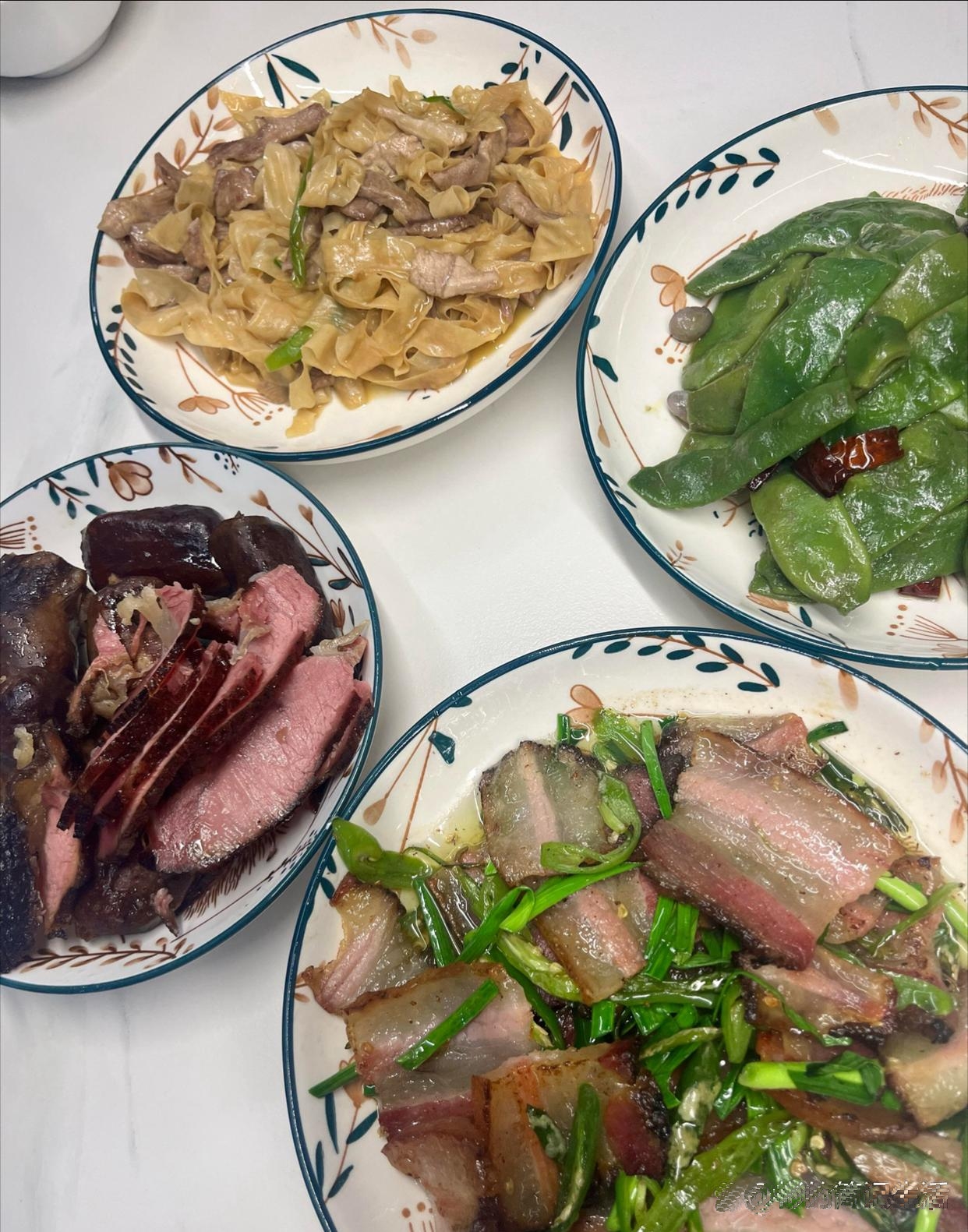 今年第一顿腊肉，爸爸说香得很，就爱这种刚熏好的腊肉。