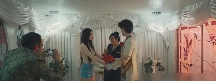 《阿诺拉》获得那么多奖，凭啥！
女主演：米奇·麦迪森，真的是无限制漏点，奖都拿不