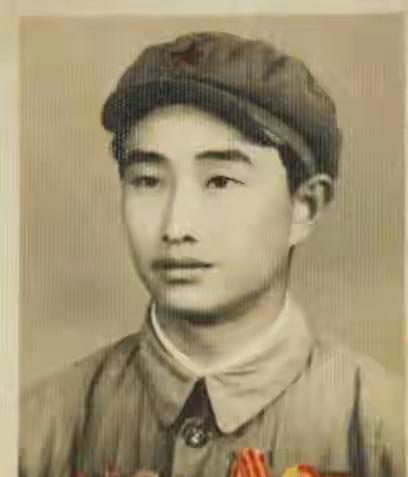 1943年，日军空袭时，18岁的宋岭春用步枪打下一架日本飞机，战后却请求处分，连